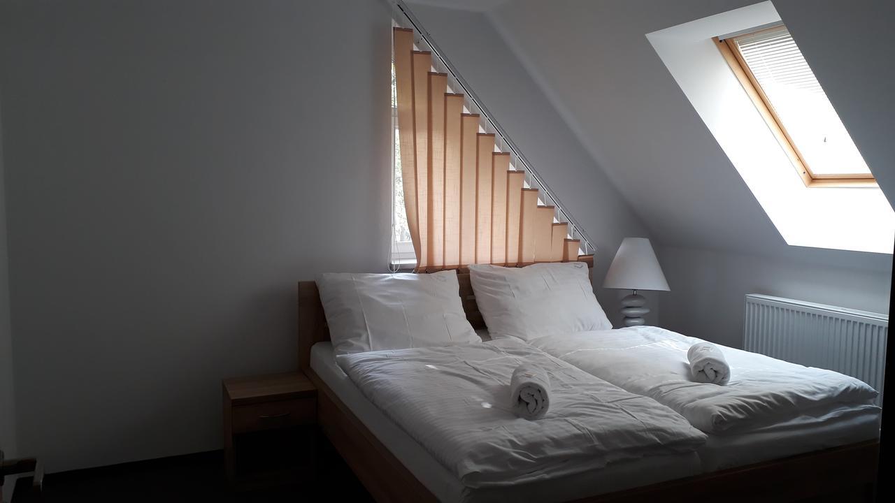 Отель Motorest-Pension U Hrachu,S.R.O. Клатови Экстерьер фото