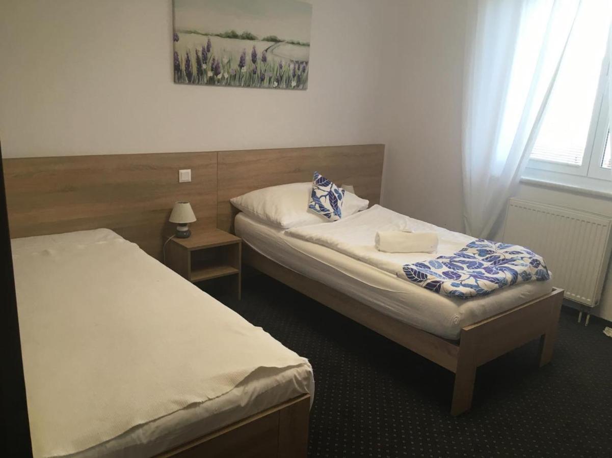 Отель Motorest-Pension U Hrachu,S.R.O. Клатови Экстерьер фото