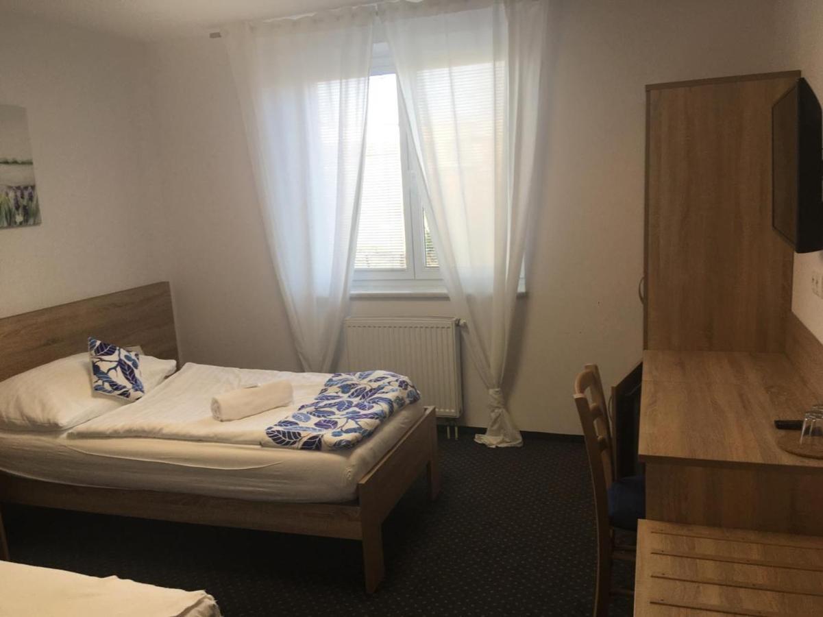 Отель Motorest-Pension U Hrachu,S.R.O. Клатови Экстерьер фото