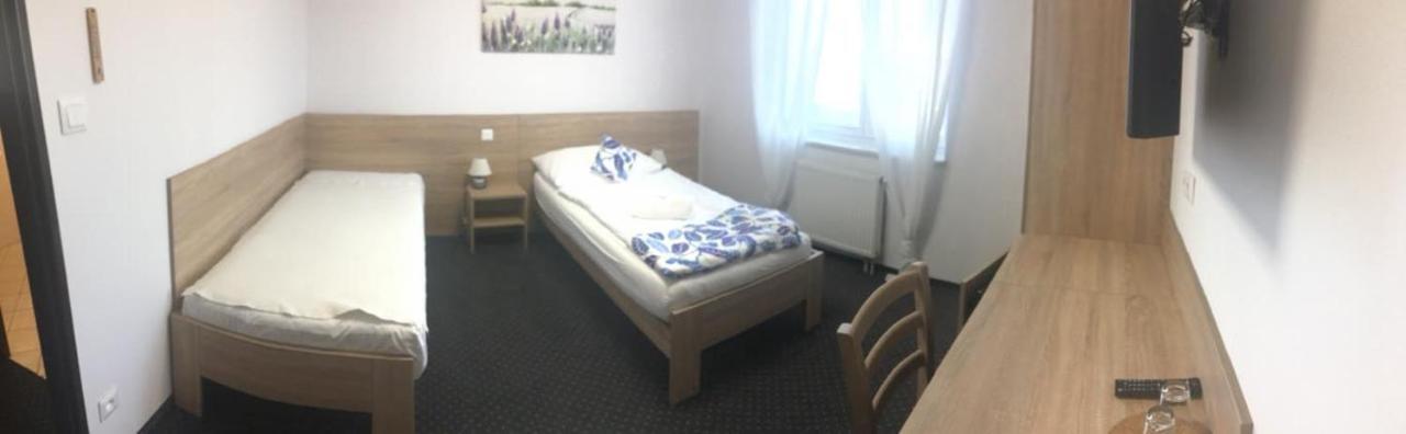 Отель Motorest-Pension U Hrachu,S.R.O. Клатови Экстерьер фото